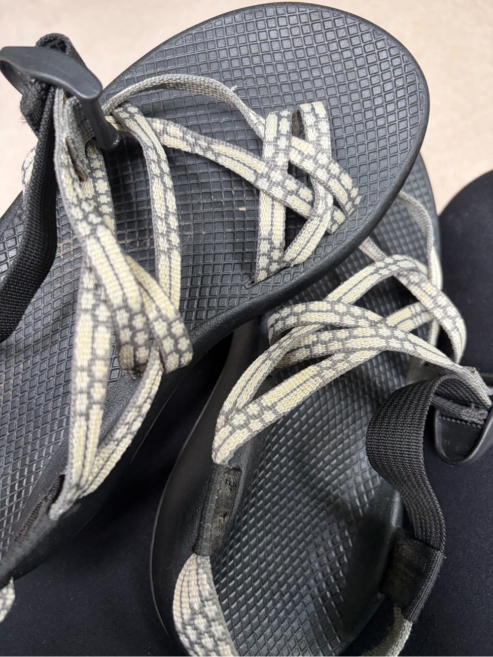 Women’s Chaco’s Sandals in Black and Beige, size 8 - Picture 6 of 7